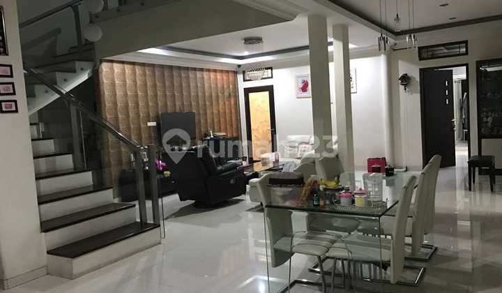 Rumah 2 Lantai Bergaya Minimalis Modern Dengan Lingkungan Yang Nyaman Di Kawasan Bandung Utara