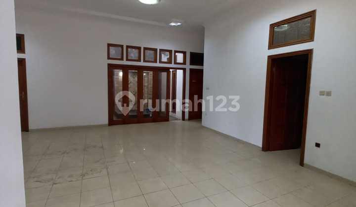 Rumah Besar Dan Nyaman Dengan Lingkungan Asri Di Kawasan Taman Kopo Indah