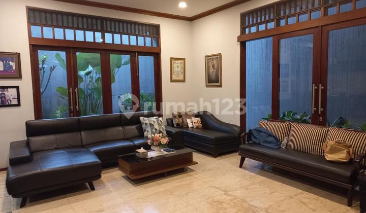 Rumah Bergaya Minimalis Modern Yang Nyaman Dan Besar Dengan Lingkungan Asri Di Kawasan Setiabudi Rumah Bergaya Minimalis Modern Yang Nyaman Dan Besar Dengan Lingkungan Asri Di Kawasan Setiabudi