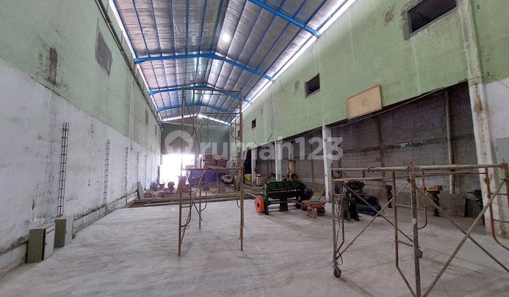 Good and Spacious Warehouse, Ideal for Storage or Paddle Court in the Cibaduyut Canal Area.