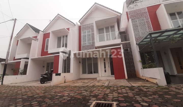 Rumah Nyaman 2 Lantai, Bebas Banjir Lokasi Strategis Dekat Ke Pintu Tol Jatibening