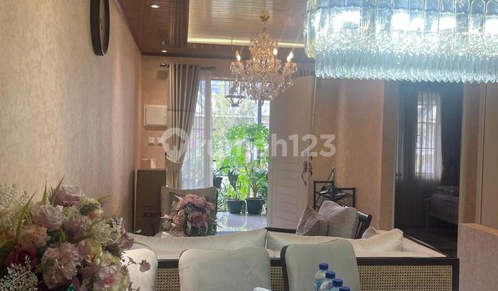 ruang tamu rumah mewah 2 lantai –