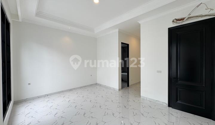 Rumah American Classic 2 lantai siap huni di Bintaro Sektor 5 2