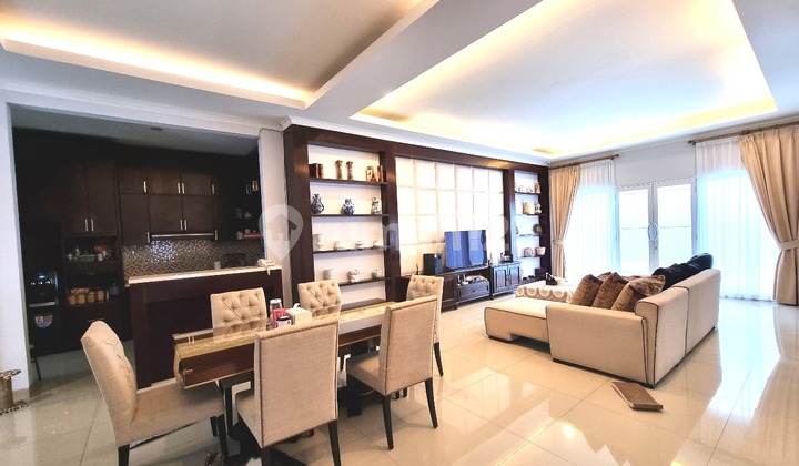 Luxury house with a swimming pool ready to occupy in Kemang