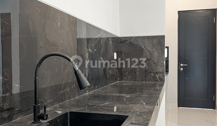 Rumah modern 2 lantai siap huni dalam komplek di Dahlia loka Graha Raya  2