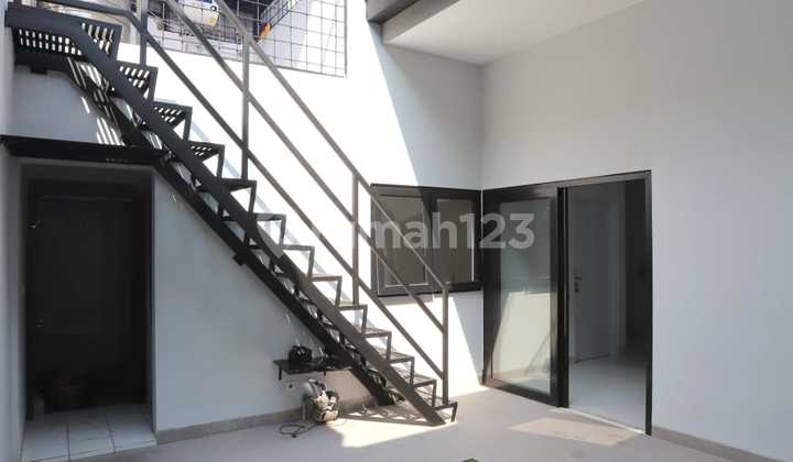 Rumah modern 2 lantai siap huni dalam komplek di Graha Raya aten  2