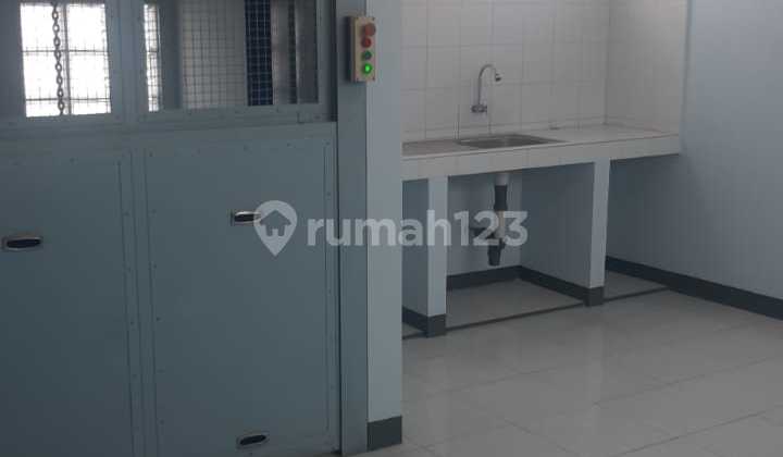 For Sale Shop House in Excellent Condition with Freight Elevator. 2