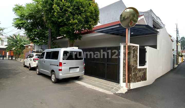 New Renovated House, Posisi Hoek, Akses Jalan 2 Mobil 2