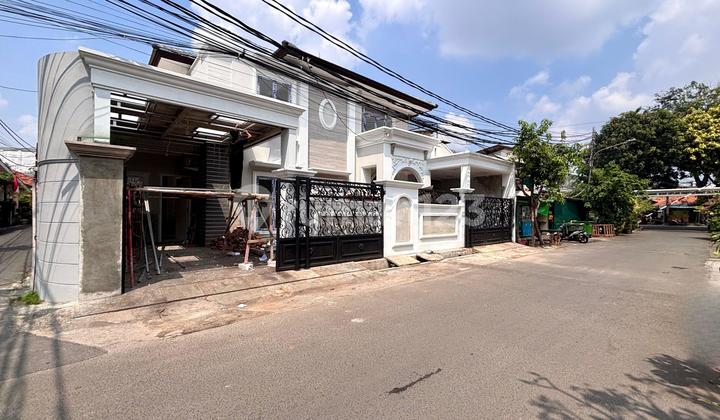 Baru Renovasi ! Rumah Mewah Siap Huni, Akses 3 Mobil