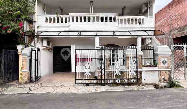 Depan Taman, Rumah Lama Layak Huni Depan Taman, Rumah Lama Layak Huni