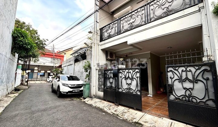Rumah 2 Lantai Akses 2 Mobil di Tebet, Dekat Jalan Utama Rumah 2 Lantai Akses 2 Mobil di Tebet, Dekat Jalan Utama