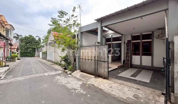 Rumah Siap Huni Cuma 1 M - An ! Akses 2 Mobil di Tebet