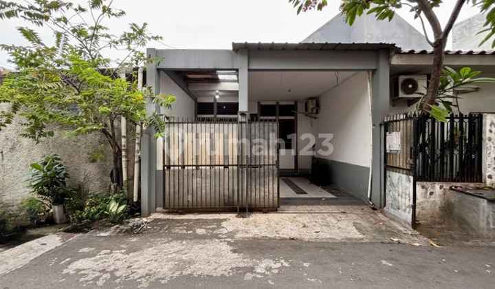 Rumah Siap Huni Cuma 1 M - An ! Akses 2 Mobil di Tebet Rumah Siap Huni Cuma 1 M - An ! Akses 2 Mobil di Tebet