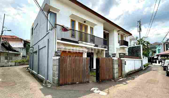 Cakep Banget ! Rumah 2 Lantai Siap Huni, Akses 2 Mobil