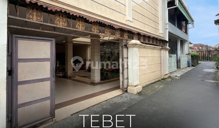 Cheapest !! Old House for Sale, Livable in Tebet, Easy Access for 1 Car, Strategic Location, Negotiable !