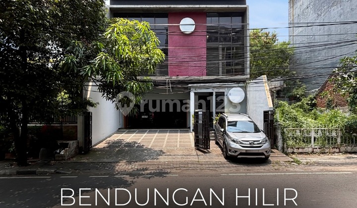 CHEAPEST !! 4-STORY SHOP HOUSE FOR SALE IN BENDUNGAN HILIR, STRATEGIC LOCATION IN THE CITY CENTER, CLOSE TO SENAYAN AND SUDIRMAN STREET, WIDE ROAD ACCESS, NEGOTIABLE PRICE!