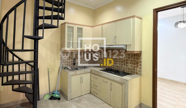 Cheapest !! 2-Storey Luxury House Plus Rooftop for Sale in Tebet, 1 Car Access Negotiable ! 2