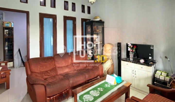 Cheapest!! For Sale Less Than 2 Billion, Ready-to-Live House Bonus 2-Door Rental House in Kebon Baru - Tebet, Easy Access for 1 Car, Strategic Location, Negotiable! 2