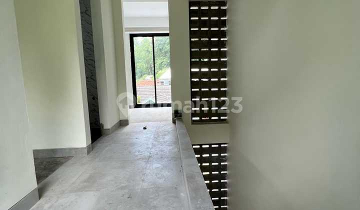 Rumah Strategis Siap Huni Premium di Jalan Kelud Timur 2