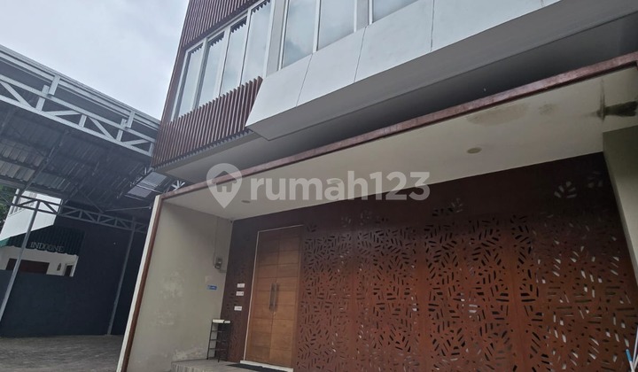 Rumah Mewah Full Furnished Siap Huni di Jalan Lompobatang 1