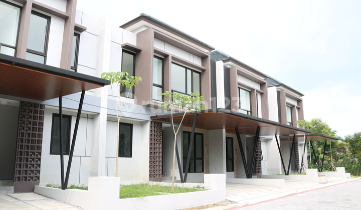 Two-Story House Near UNS Campus with Bonus AC and Canopy
