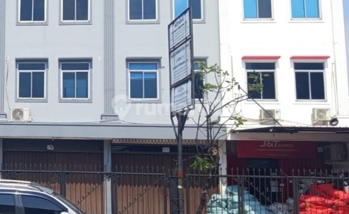 Rent a Ro-Townhouse of 3 Floors in Kedoya, West Jakarta 1
