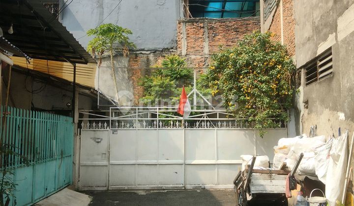 2-Story House in a Strategic Location at Jembatan Lima