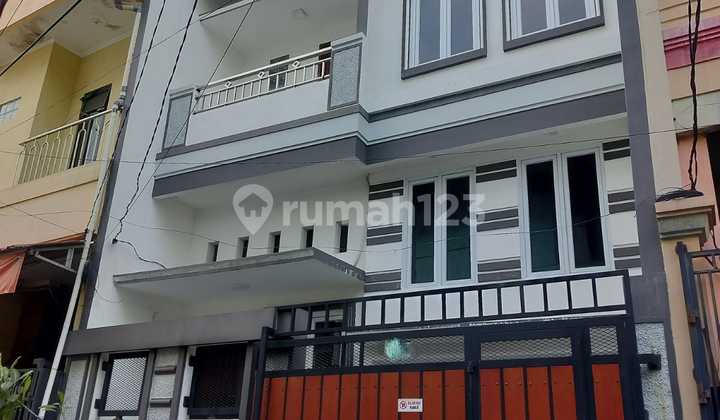 Rumah 3 Lantai Modern Minimalis di Pademangan Jakarta Utara Rumah 3 Lantai Modern Minimalis di Pademangan Jakarta Utara
