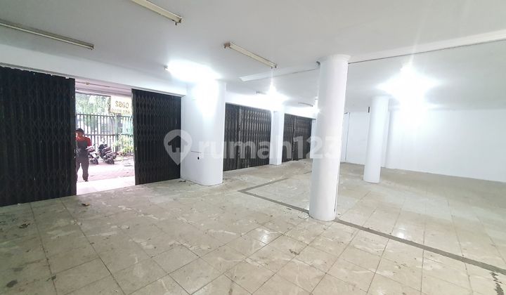 Attached 3-Storey Shop House on Jalan K.h. Zainul Arifin, Central Jakarta 2
