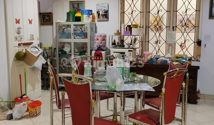 For Rent Furnished House in Grogol with 2-Car Road Access, West Jakarta 2