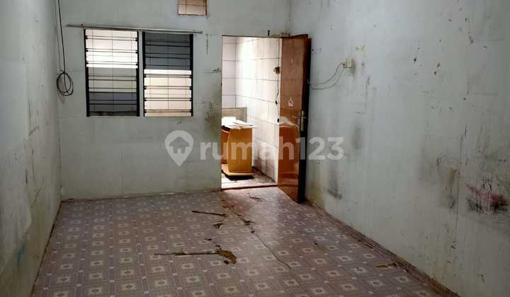 Dijual Cepat Rumah Hitung Tanah di Jalan Sinar Budi Jembatan 2 Jakbar