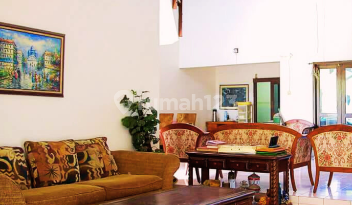 Rumah dengan Halaman Luas di Jl.jupiter - Margahayu Raya 2