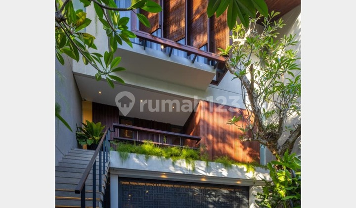 Dijual Rumah Brand New Bergaya Tropical Modern Hanya 10 menit dari Senopati - Bebas Banjir