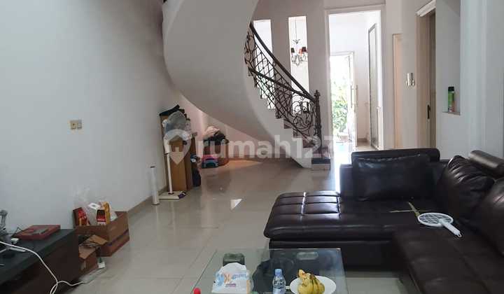 Disewakan Rumah 3 Lantai di PIK 1 Manyar – Lokasi Strategis - Rp185 Jt/Tahun