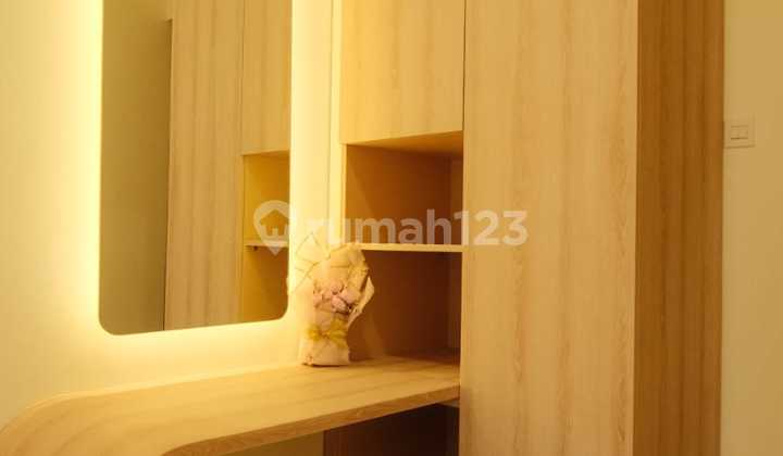 Upgrade Hidup Anda dengan Rumah Modern Dua Lantai Full Furnished