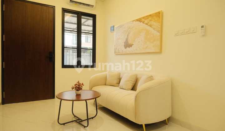 Rumah Cantik Dua Lantai, Tinggal Masuk dengan Interior Lengkap!