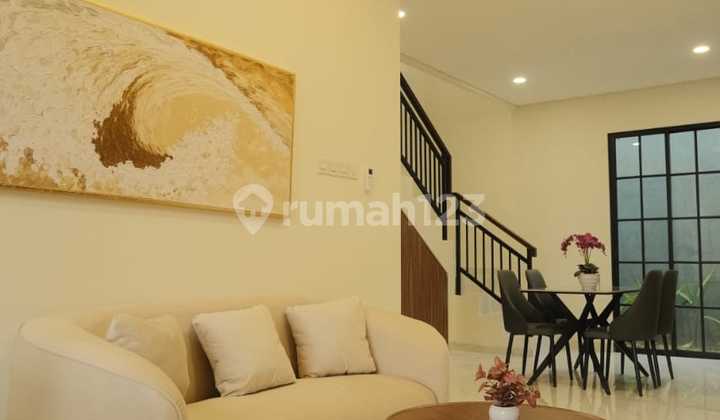 Rumah Nyaman Dua Lantai dengan Interior Lengkap Siap Pakai