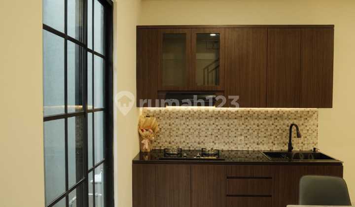 Upgrade Living Experience dengan Rumah Full Furnished Dua Lantai