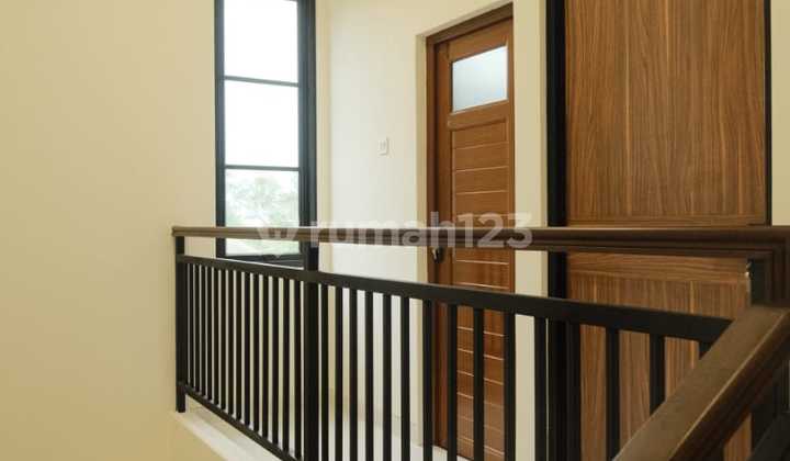 Rumah Cantik Dua Lantai, Tinggal Masuk dengan Interior Lengkap! 2