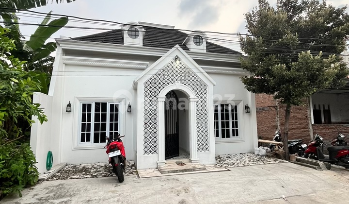 Rumah Mewah Eropan Classic Ada Kolam Renang Pribadinya 2