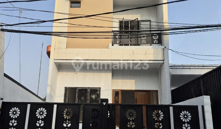 Strategis, Lingkungan Aman, Bersih