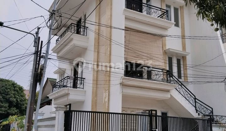 Jual Murah, Strategis, Hook