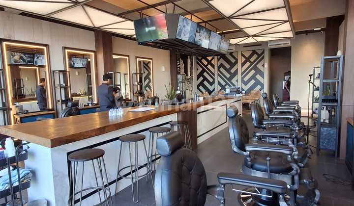 Overcontract or sublease only the first-floor business premises in the Petitenget area. 2