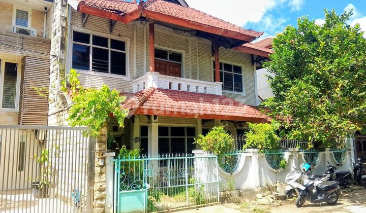 Land for sale with bonus house in West Denpasar at a low price