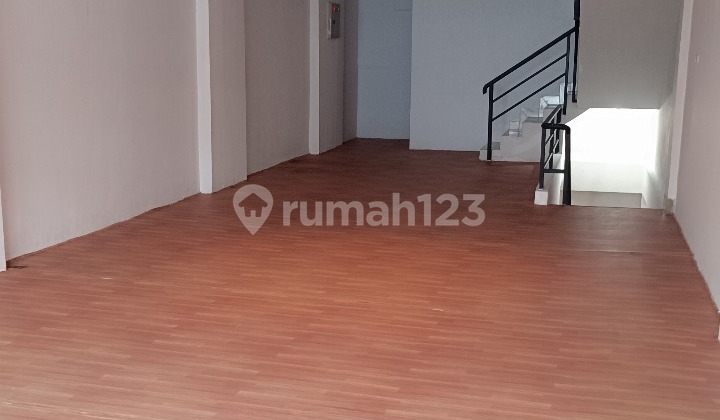 Dijual Ruko Taman Ratu 3 Lantai Lokasi Sangat Strategis Hadap Jalan Raya