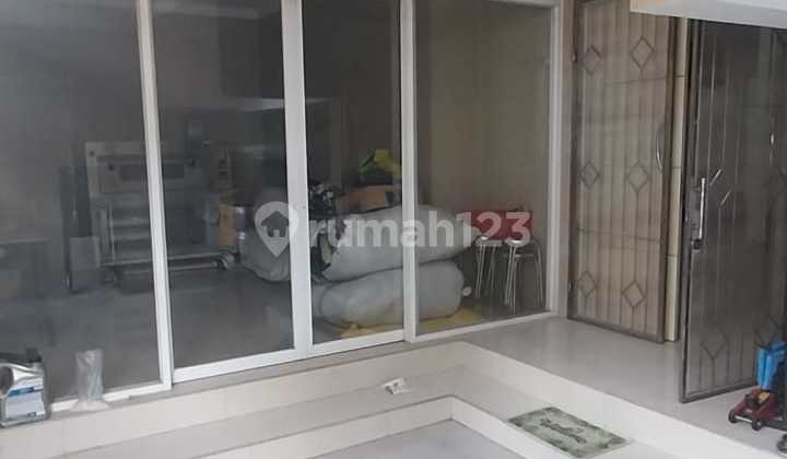 Rumah Siap Huni Strategis Daerah Taman Ratu Butuh Minim Renovasi 2