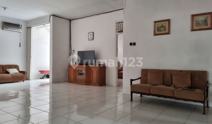 (Mltrmar26) Dijual Rumah Tua Hitung Tanah di Taman Ratu 2