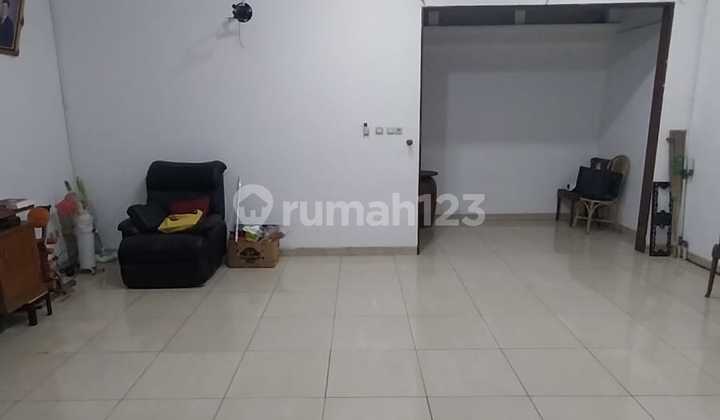 Rumah Siap Huni Strategis Daerah Taman Ratu Butuh Minim Renovasi 1