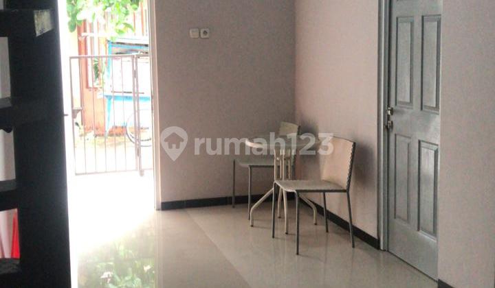 Rumah Eksklusif dengan 6 Kamar di Perumahan Medoho 1