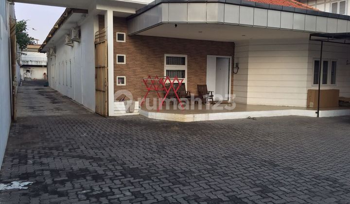 Commercial Property in the City Center with Spacious Parking 2